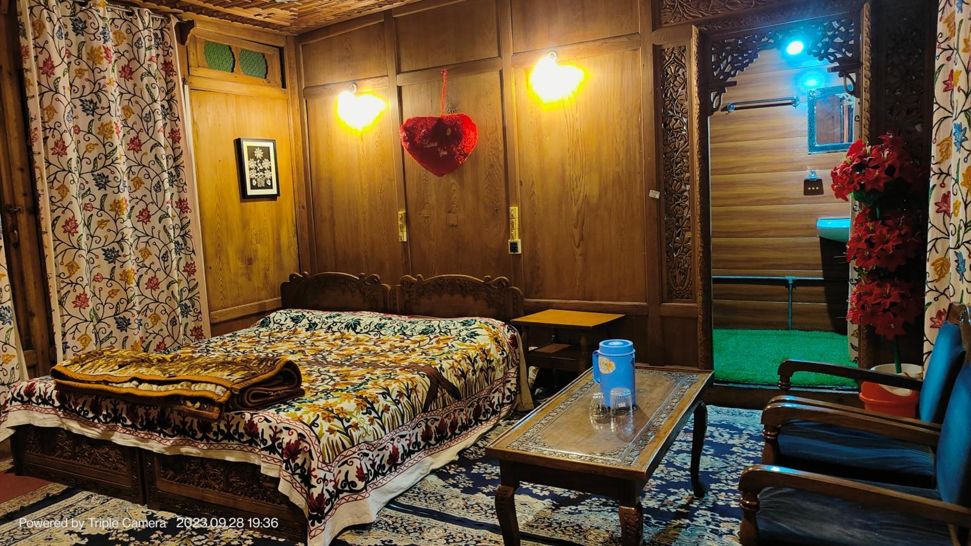 Houseboat Karima Palace Srīnagar Eksteriør billede