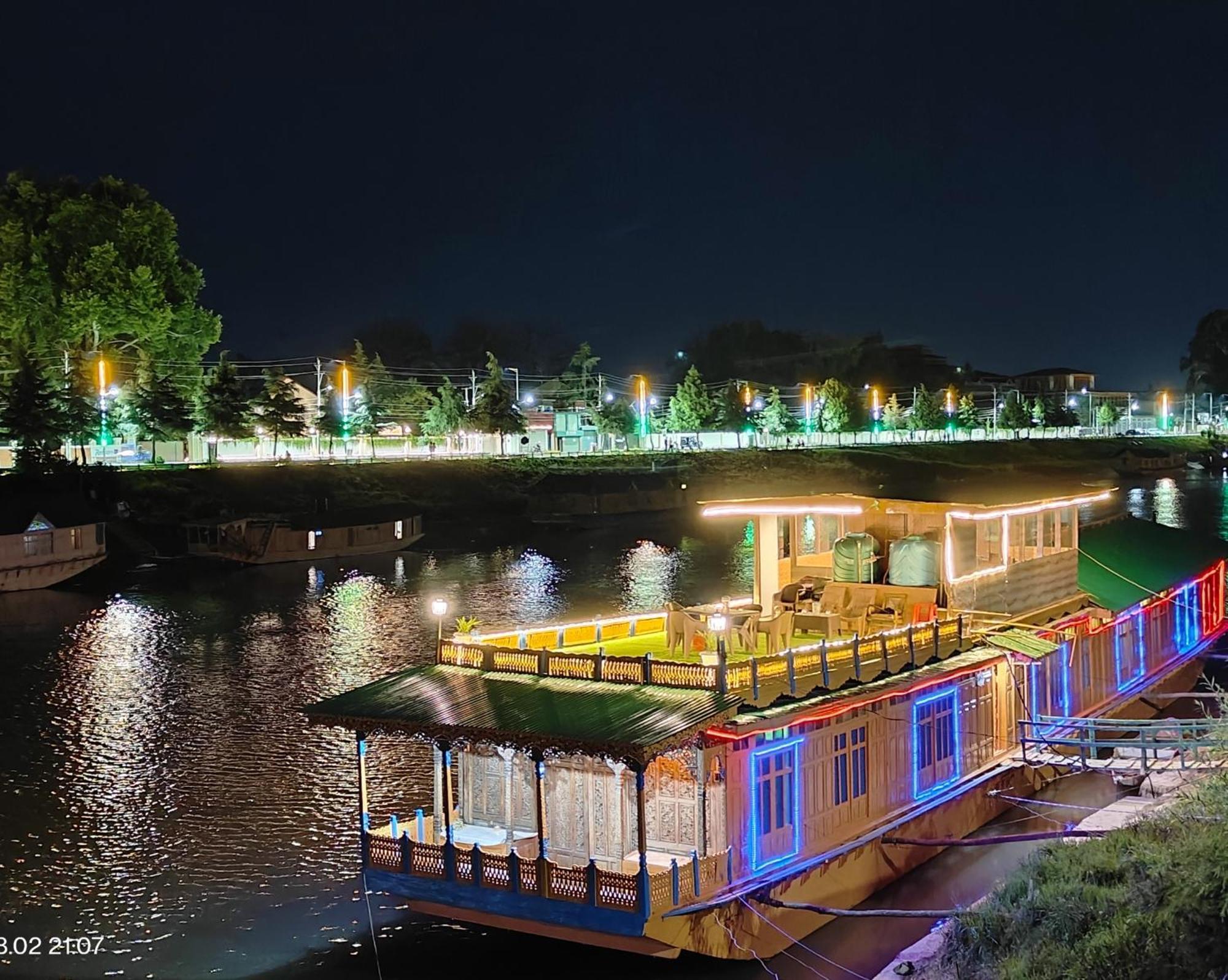 Houseboat Karima Palace Srīnagar Eksteriør billede