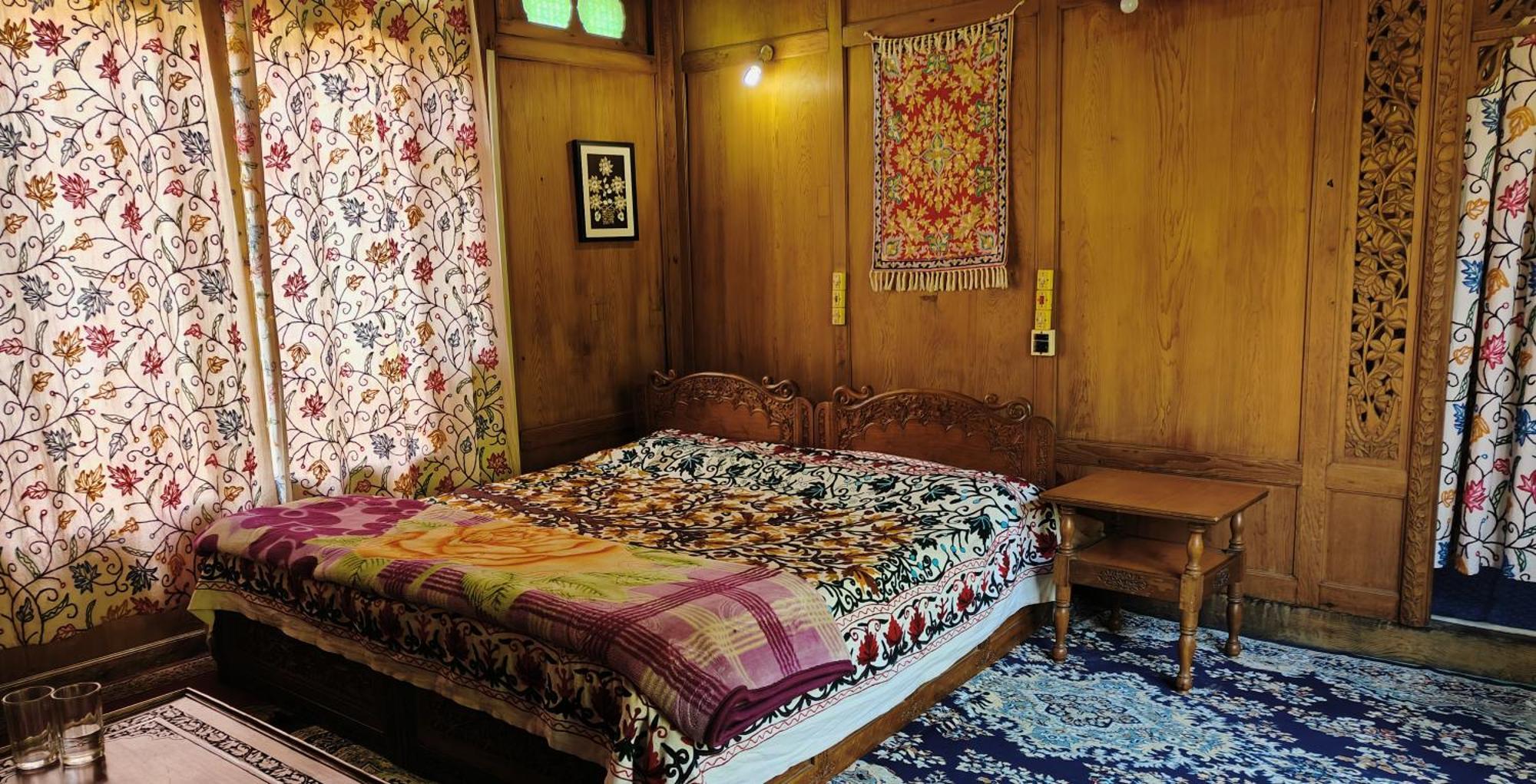Houseboat Karima Palace Srīnagar Eksteriør billede