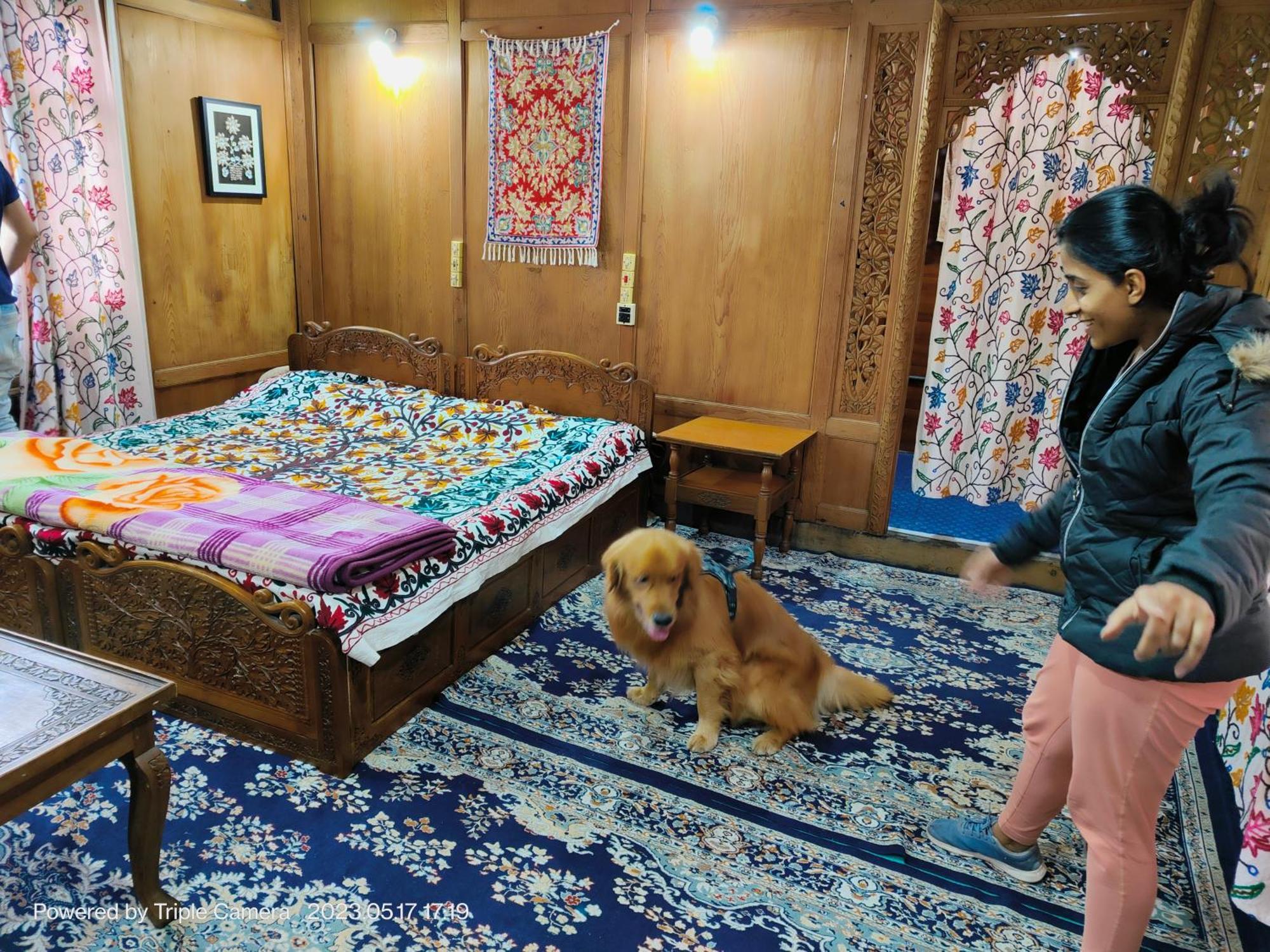 Houseboat Karima Palace Srīnagar Eksteriør billede