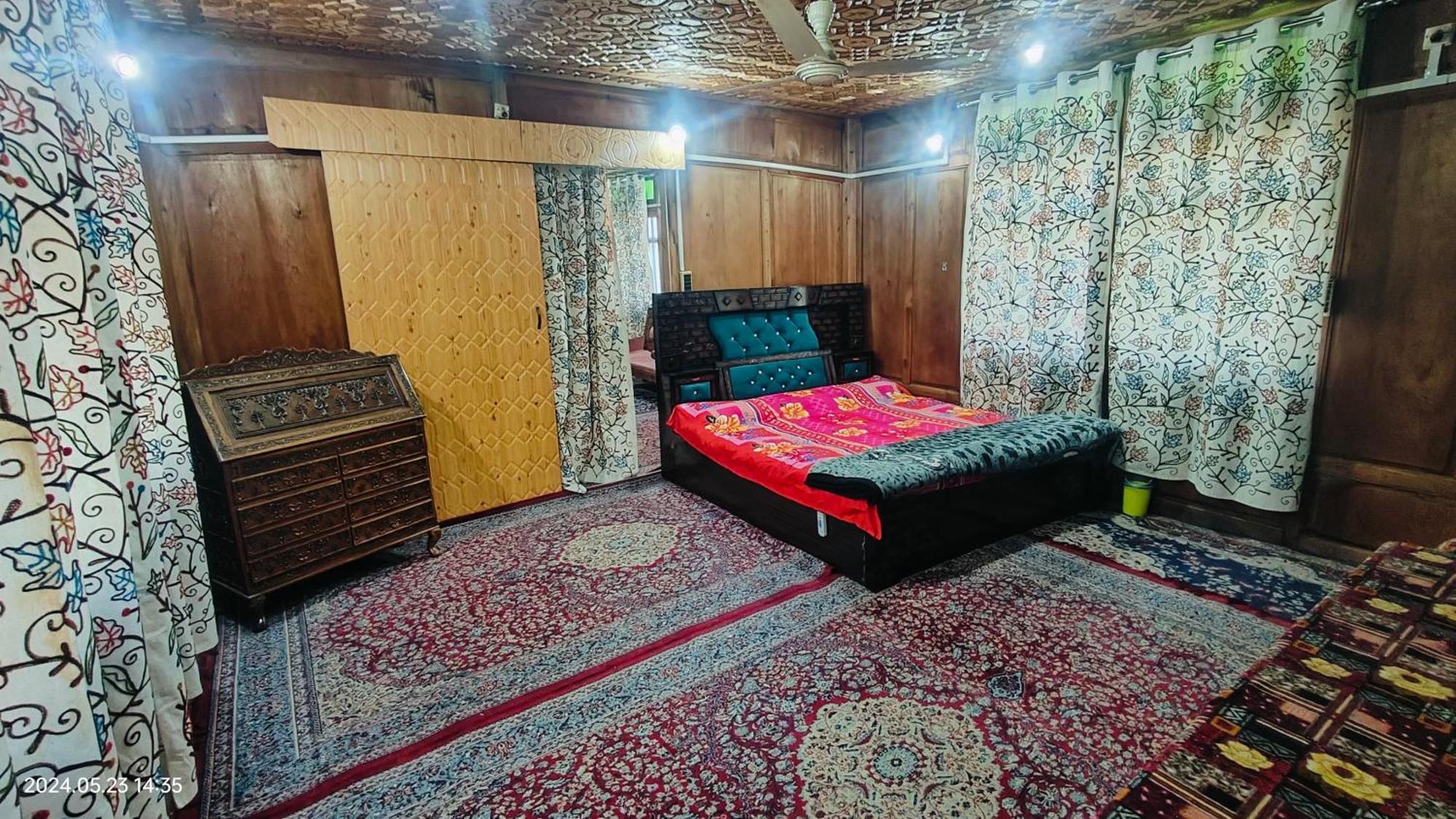 Houseboat Karima Palace Srīnagar Eksteriør billede