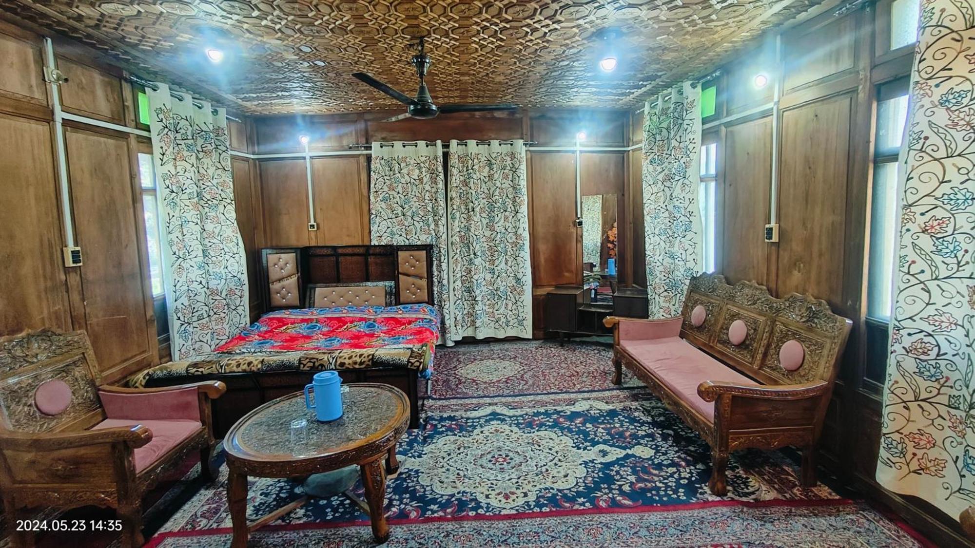 Houseboat Karima Palace Srīnagar Eksteriør billede